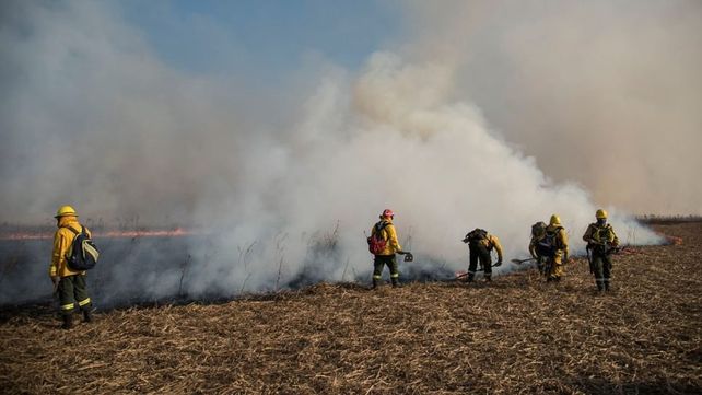 El trabajo de los bomberos y brigadistas para combatir el fuego en Santa Fe&nbsp;