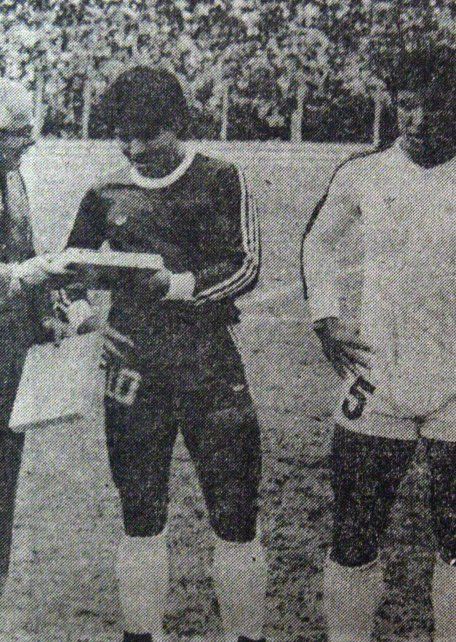 Maradona parado junto a Gallego. Epigrafe: El 17 de junio de 1979 Maradona y Américo Rubén Gallego representaron a Argentinos Juniors y a Newell