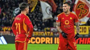 Los argentinos Paulo Dybala y Leandro Paredes fueron reprobados por hinchas de Roma tras la salida de Mourinho.