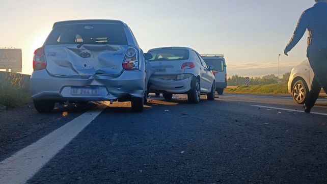 Un Toyota Etios y un Peugeot 207