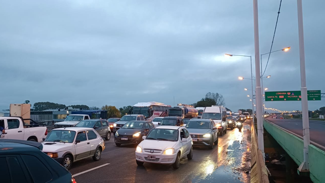 Un importante embotellamiento en avenida Circunvalación y Presidente Perón por la protesta de camioneros.