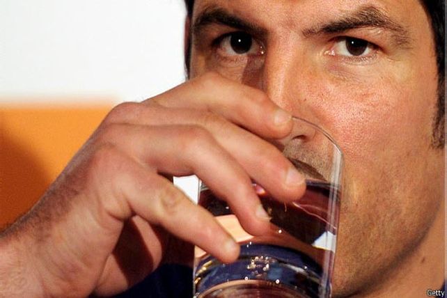 ¿Tomar 8 vasos de agua al día es bueno para la piel?