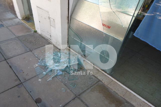 Rompieron el blindex y robaron un local en el barrio Barranquitas
