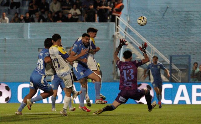 Copetti cabecea al gol ante Estudiantes de Río Cuarto. Fue el primer tanto, el que encaminó la victoria de Central.