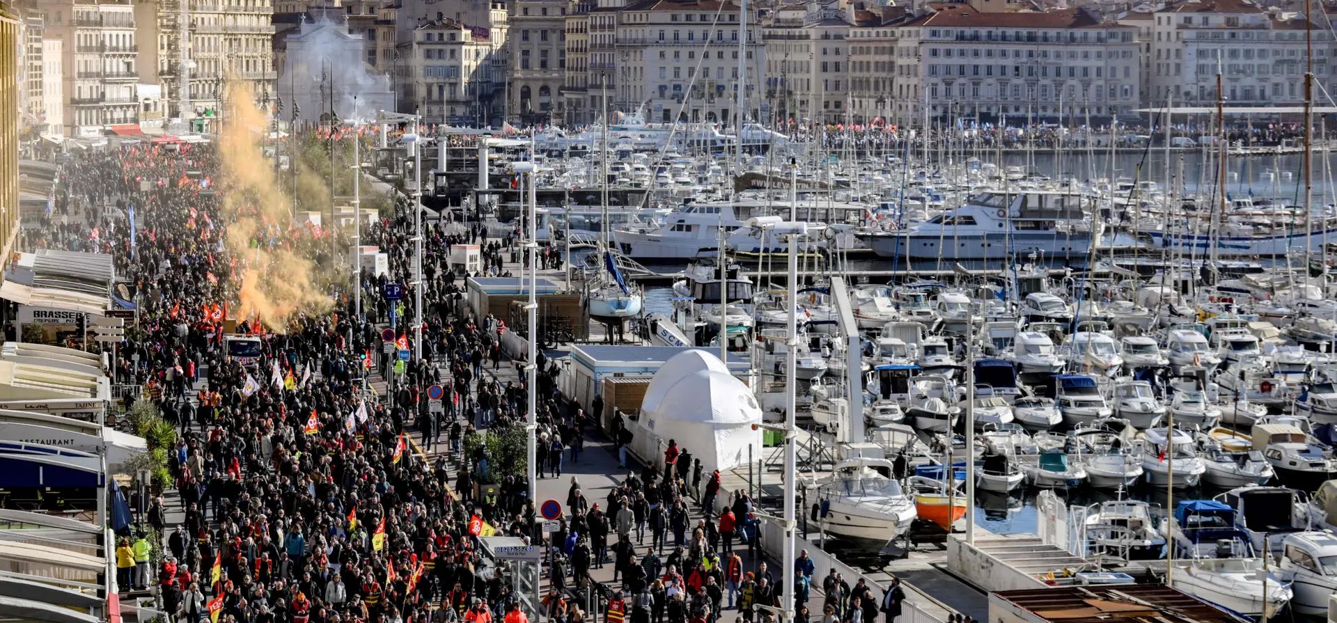 Miles de personas protestan durante un segundo día de huelgas nacionales contra la reforma de la edad de jubilación del gobierno francés, Marsella, Francia. Fotografía: Nicolas Tucat/AFP/Getty Images