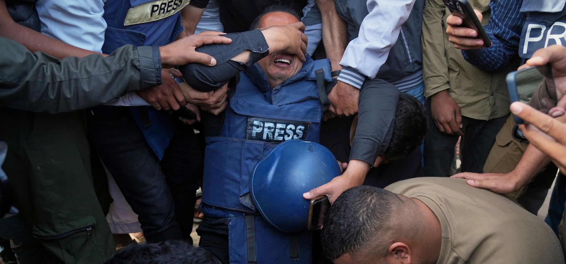 Sus colegas lloran el cuerpo del periodista palestino Hassan Essliah en su funeral, después de que muriera en un ataque del ejército israelí contra el hospital Nasser, Khan Younis, Gaza. Fotografía: Jehad Alshrafi/AP Sus colegas lloran el cuerpo del periodista palestino Hassan Essliah en su funeral, después de que muriera en un ataque del ejército israelí contra el hospital Nasser, Khan Younis, Gaza. Fotografía: Jehad Alshrafi/AP