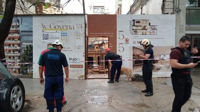 Una mujer de 75 años falleció este jueves cuando se derrumbó su vivienda lindera a una obra en construcción.