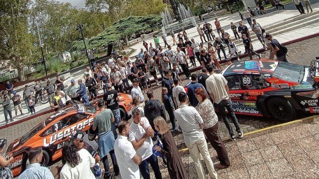Los autos de TC estuvieron exhibidos en la plaza principal de la localidad de Paysandú.
