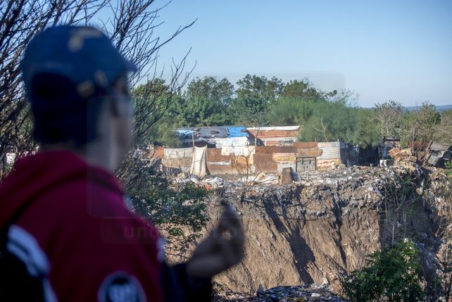 En calle Don Segundo Sombra al final, once familias viven con riesgo de caer al vacío