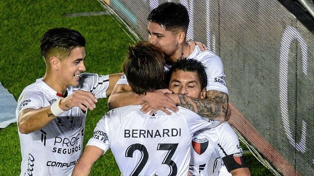 River está interesado en el delantero de Colón Facundo Farías.