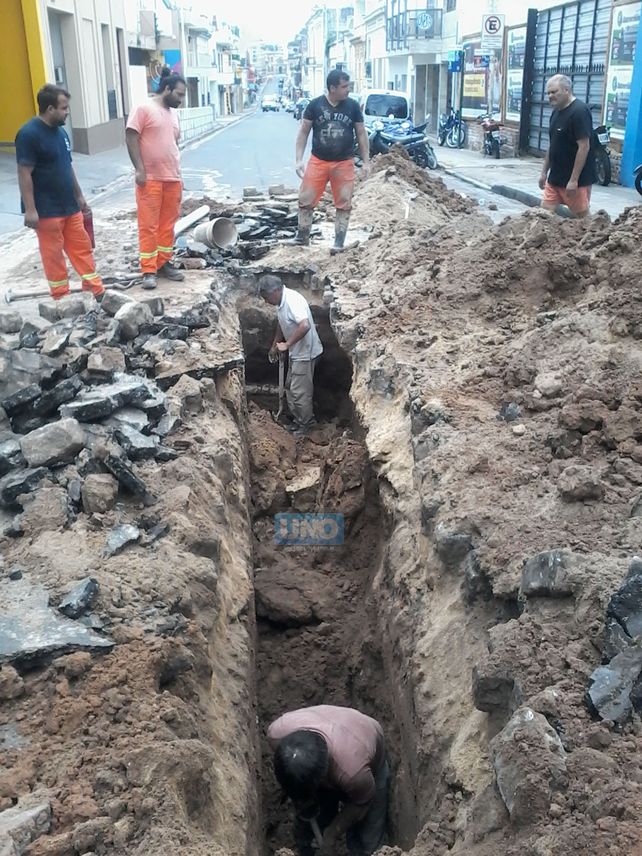 Trabajadores municipales arreglando el caño de cloaca hoy al mediodía. Foto UNO.&nbsp;