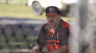 Cristian Fabbiani aprovechó la mañana del domingo para seguir viendo fútbol en el predio de Newells.