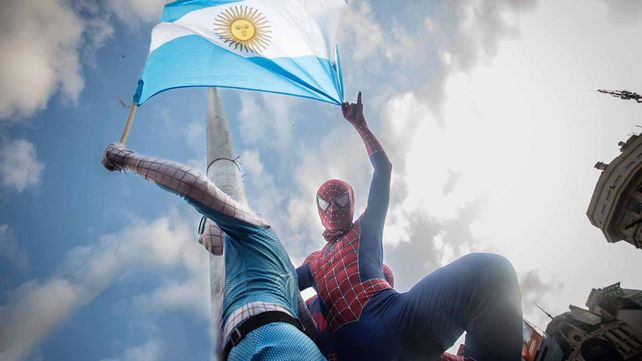 Más de 1.000 personas disfrazadas de Spiderman batieron récord Guinnes en el Obelisco. Niños y niñas