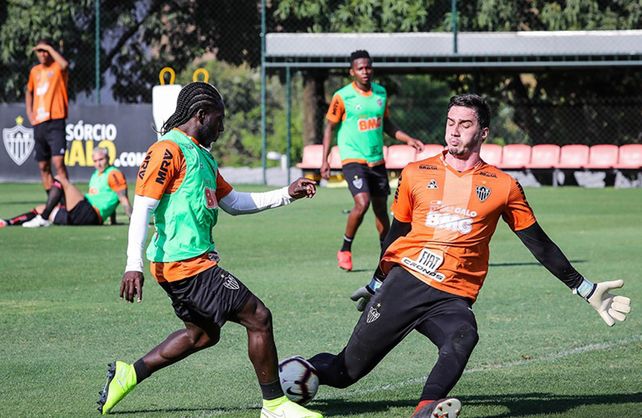 Con reprobación de su hinchada, Mineiro se instaló en Rosario
