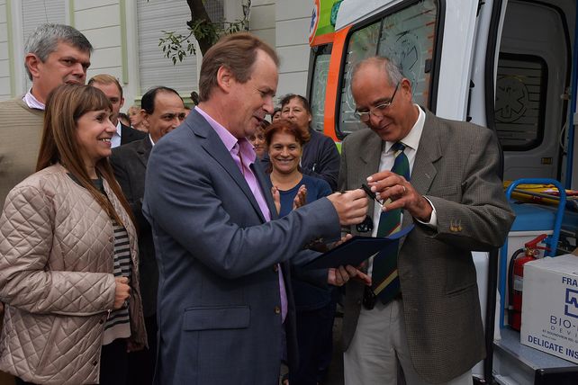 El gobernador hace entrega de las llaves de la ambulancia al director del Hospital San Martín.