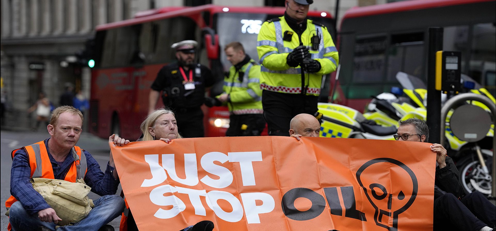 Activistas del grupo Just Stop Oil bloquean una calle en Londres, exigiendo impedir que futuros proyectos de gas y petróleo sigan adelante. Gran Bretaña es una de las democracias más antiguas del mundo, pero a algunos les preocupa que derechos y libertades esenciales estén amenazados. (Foto AP/Kirsty Wigglesworth) Activistas del grupo Just Stop Oil bloquean una calle en Londres, exigiendo impedir que futuros proyectos de gas y petróleo sigan adelante. Gran Bretaña es una de las democracias más antiguas del mundo, pero a algunos les preocupa que derechos y libertades esenciales estén amenazados. (Foto AP/Kirsty Wigglesworth)