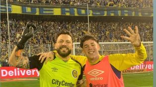 Postal de familia. Jorge Broun y su sobrino Ezequiel Zapata, guardameta de la 5ª de AFA de Central, posan juntos en el Gigante de Arroyito