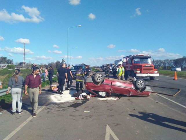 Cuatro heridos tras el vuelco de un auto en la autopista Rosario-Santa Fe