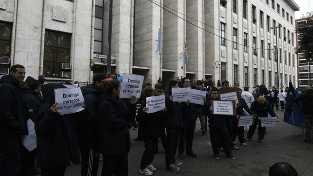 Empleados a favor de trabajar los domingos se manifestaron en Tribunales.