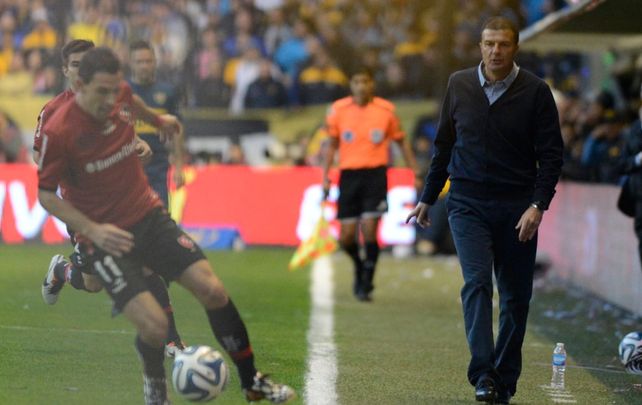 Raggio observa a Maxi Rodríguez en su etapa como DT de Newells