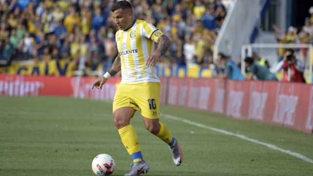 Al pie. El 10 auriazul confirmó que seguirá vistiendo la camiseta canalla por una temporada más.
