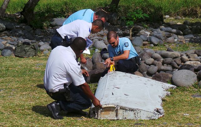 Pieza clave. Gendarmes franceses inspeccionan el fragmento que llegó por las corrientes marinas a la isla Reunión.
