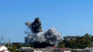 Una imagen de video del bombardeo de la sede del estado mayor naval ruso en Sebastopol el viernes pasado.