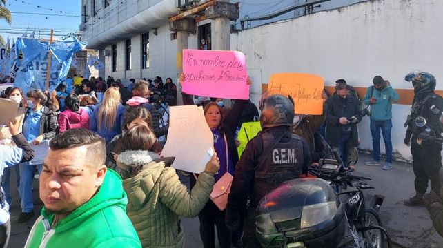 De manera espontánea los jujeños se movilizaron hasta la clínica en la que está Milagro Sala para cuestionar la visita del presidente Alberto Fernández.