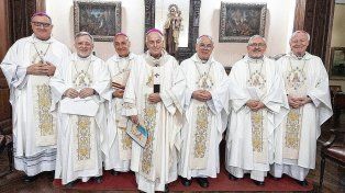 Acompañado. Monseñor Juan Alberto Puiggari junto a monseñor Eduardo Martin, arzobispo de Rosario; monseñor Sergio Fenoi, arzobispo de Santa Fe; monseñor Luis Collazuol, obispo de Concordia; Héctor Zordán, obispo de Gualeguaychú; Pedro Torres, obispo de Rafaela, monseñor Gustavo Help, obispo emérito de Venado Tuerto.