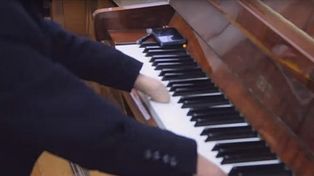 Un joven pianista que nació sin manos hace furor en las redes sociales con sus videos