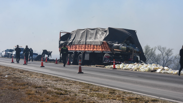 Uno de los camiones que chocaron de frente el 19 de agosto del 2022 a pocos kilómetros del puente Rosario-Victoria, en medio de una nube de humo proveniente de los incendios en las islas.