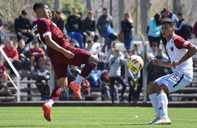 El olfato goleador de Sandoval le dio el empate a Colón en Reserva