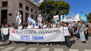 La Intersindical en Defensa del Sistema previsional concentró en plaza de Mayo y marchó hacia Casa de Gobierno en defensa d ela Caja de Jubilaciones