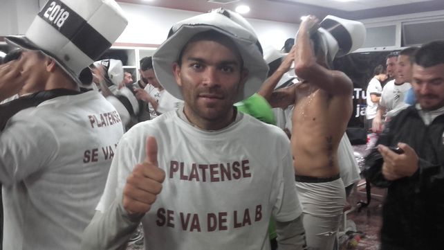 En la intimidad. Facundo Curuchet en el vestuario de Platense celebrando el campeonato conquistado por el Calamar. Al campeonato lo ubico arriba en mi carrera