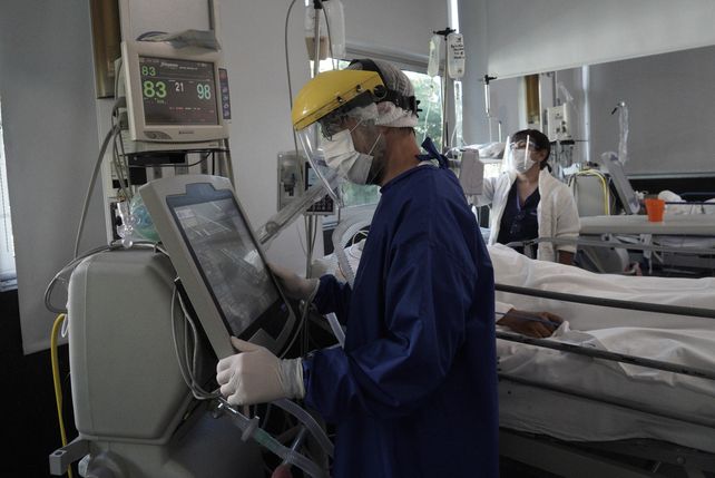 Trabajo a destajo. En el gobierno provincial preocupa el nivel de ocupación de camas y el estrés del sistema de salud por la suba de casos.