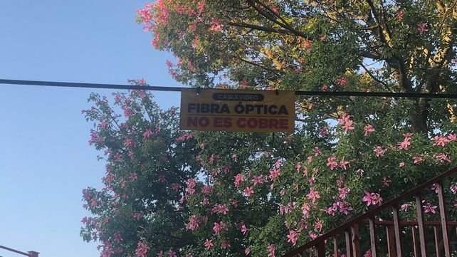 Carteles que adviertien que no contienen cobre para evitar que sean robados