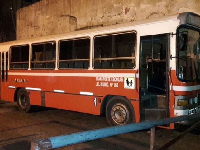 Un hombre que manejaba borracho un transporte escolar terminó chocando contra un micro de larga distancia