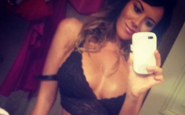 La modelo subió imágenes del backstage de una nueva y sexy producción de fotos.