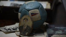 Objetos de gran valor histórico y afectivo recuerdan al mayor de los ídolos del fútbol rosarino. Objetos de gran valor histórico y afectivo recuerdan al mayor de los ídolos del fútbol rosarino.