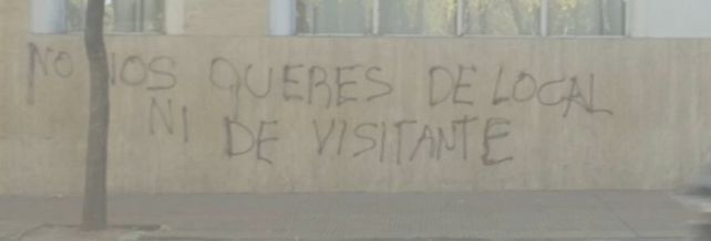 Mensaje. Los hinchas de Huracán enojados con la dirigencia del Globo.