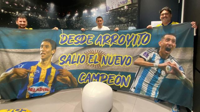 Di María sostiene la enorme bandera con su figura