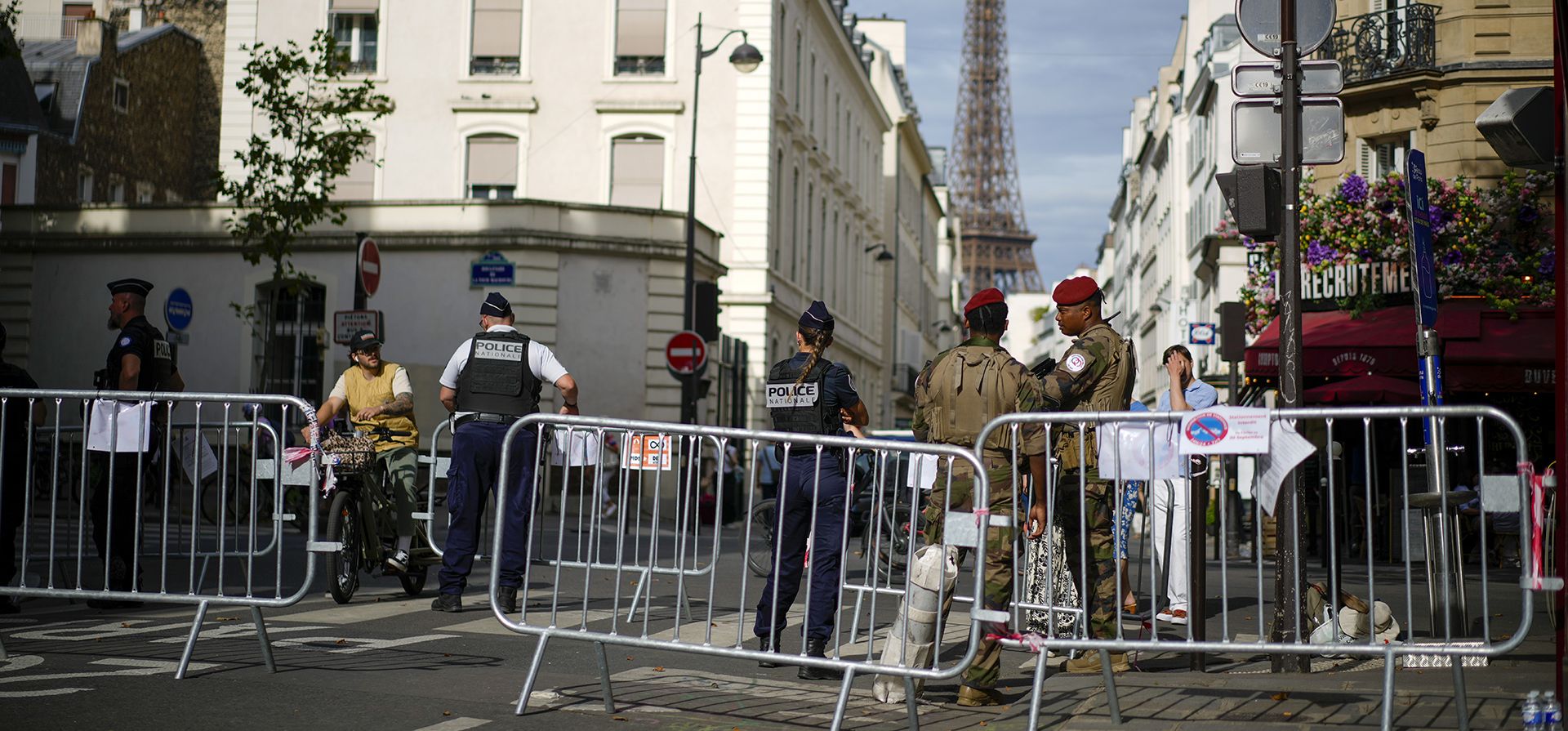 Oficiales militares y policiales controlan el acceso a las calles que rodean la Torre Eiffel, antes de los Juegos Olímpicos de Verano de 2024, el jueves 25 de julio de 2024, en París, Francia. (Foto AP/Andrew Medichini) Oficiales militares y policiales controlan el acceso a las calles que rodean la Torre Eiffel, antes de los Juegos Olímpicos de Verano de 2024, el jueves 25 de julio de 2024, en París, Francia. (Foto AP/Andrew Medichini)