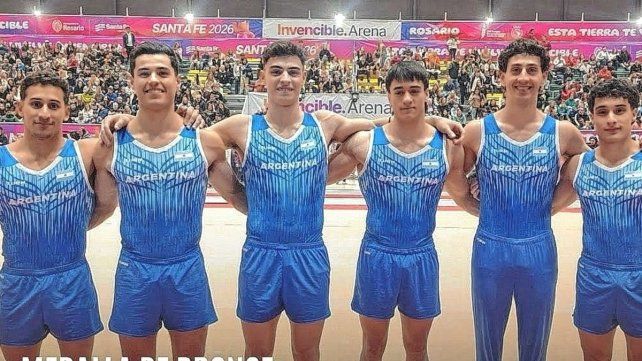 El equipo de gimnasia que logró el bronce. Santiago Mayol –primero de la izquierda– festejó.