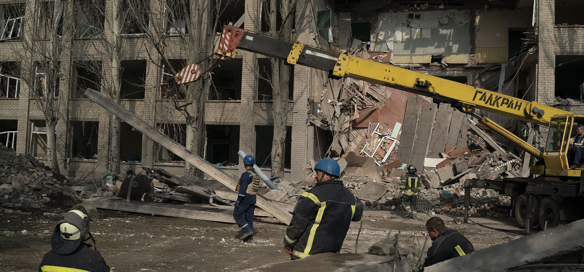 Rescatistas limpian los escombros en el lugar donde encontraron muerta a una mujer después de un ataque ruso que dañó gravemente una escuela en Mykolaivka, Ucrania, el miércoles 28 de septiembre de 2022.