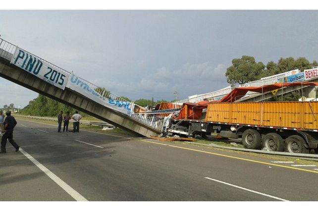 Se cayó un puente peatonal en la ruta nacional 14 tras ser chocado por ...