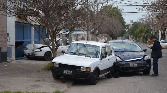 Accidente en Bº Candioti Norte: chocó dos autos estacionados sobre calle Belgrano