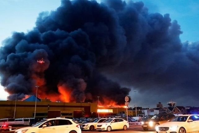 sindika market. Un denso humo sale del shopping de Moscú.