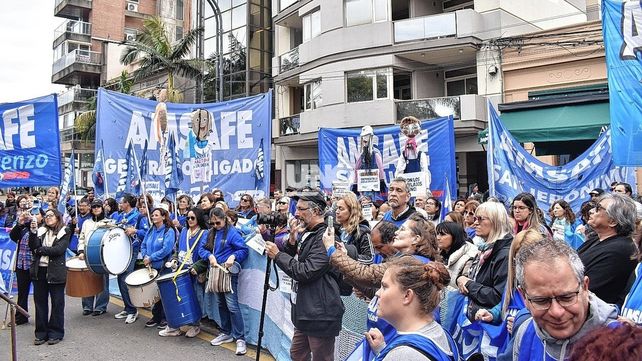 Amsafé se movilizó a la Legislatura con 20.000 firmas y exigió la derogación de la reforma previsional. Foto: José Busiemi / UNO Santa Fe.