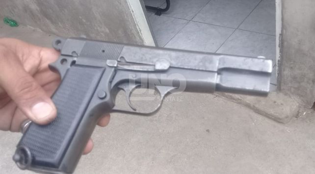 balearon casa en Santo Tomé policia arma 9mm