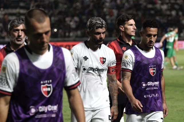 El capitán Ever Banega se retira de la cancha de Banfield. Newells no levanta cabeza.&nbsp;